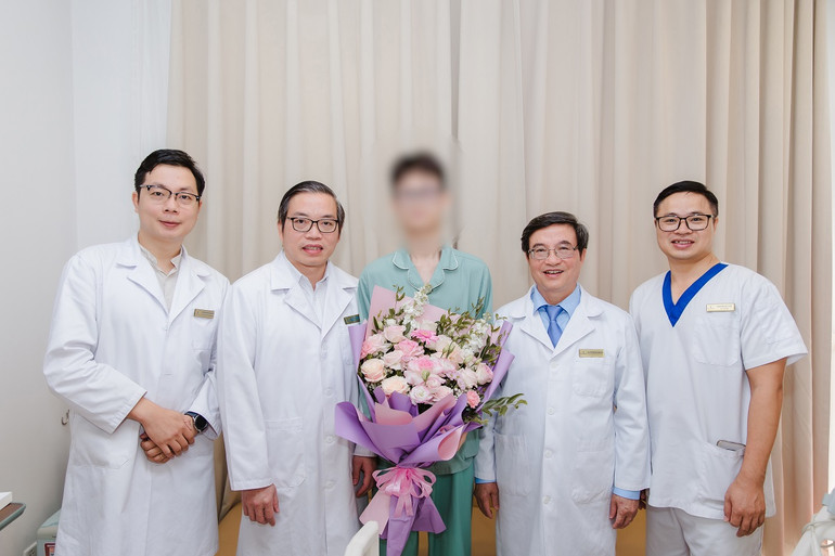 Đội ngũ Giáo sư, bác sĩ chúc mừng bệnh nhân ra viện.