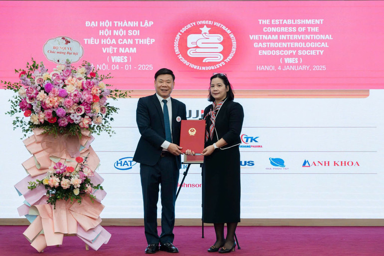 Phó Giáo sư, Tiến sĩ Nguyễn Công Long, Giám đốc Trung tâm Tiêu hóa-Gan mật, Bệnh viện Bạch Mai, được bầu làm Chủ tịch Hội Nội soi tiêu hóa và can thiệp Việt Nam. Phó Giáo sư, Tiến sĩ Nguyễn Công Long, Giám đốc Trung tâm Tiêu hóa-Gan mật, Bệnh viện Bạch Mai, được bầu làm Chủ tịch Hội Nội soi tiêu hóa và can thiệp Việt Nam.