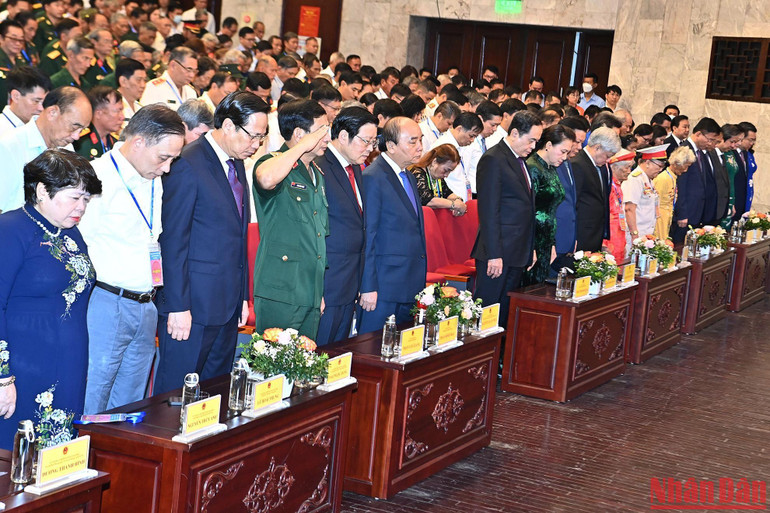 Các đồng chí lãnh đạo Đảng, Nhà nước, các đại biểu dành một phút mặc niệm các Anh hùng liệt sĩ đã hy sinh vì nền độc lập tự do của Tổ quốc, vì hạnh phúc của nhân dân.