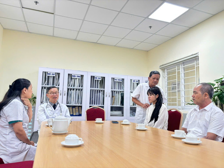 Tiến sĩ, bác sĩ Đinh Văn Lượng kiểm tra sức khỏe bệnh nhân Anh Thư sau 8 tháng ghép phổi.