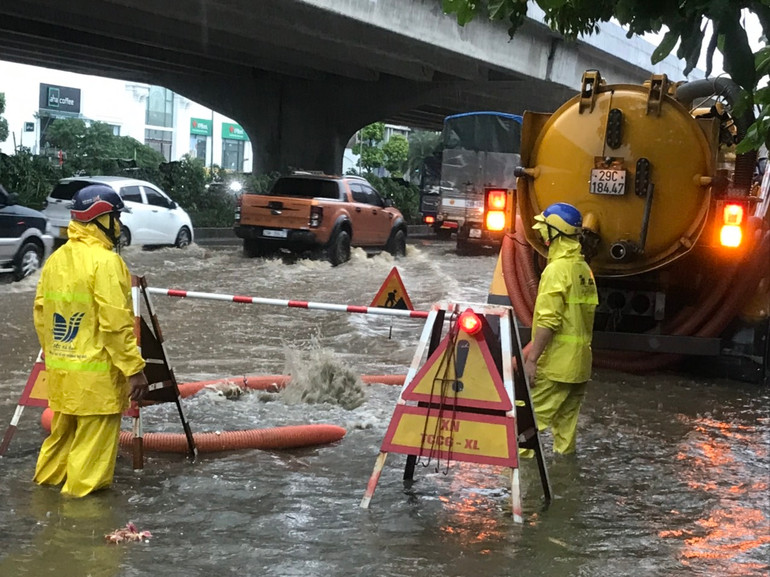 Công ty đã phối hợp cùng Công ty thủy lợi Sông Nhuệ vận hành các trạm bơm, cửa phai trên hệ thống sông Nhuệ, sông Cầu Ngà để hạ mực nước trên lưu vực.