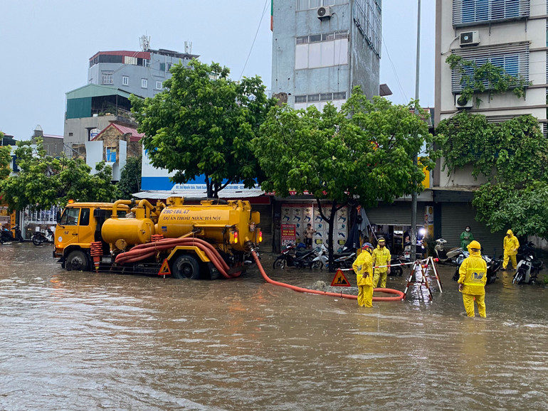 Tại thời điểm xảy ra mưa, Công ty TNHH MTV Thoát nước Hà Nội đã cho mở cửa phai của các hồ điều hòa như hồ Thiền Quang, Bảy Mẫu, Tân Mai, Đống Đa… và vận hành hợp lý các trạm bơm đầu mối Yên Sở, Đồng Bông 1, Đồng Bông 2, Cổ Nhuế… để hạ mức nước trên hệ thống theo đúng quy định.