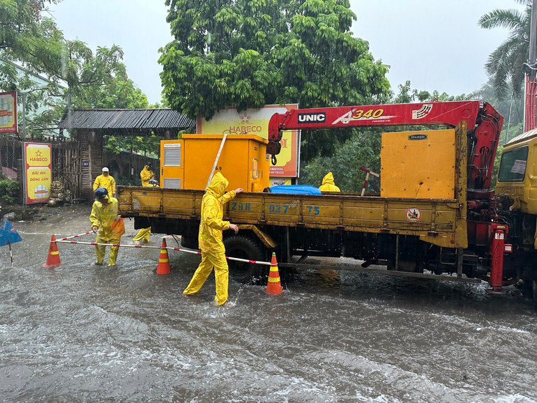 Theo Đài Khí tượng thủy văn khu vực đồng bằng Bắc Bộ, dự báo trong những giờ tới, trên địa bàn thành phố vẫn tiếp tục có mưa, trong mưa dông có khả năng xảy ra lốc sét và gió giật mạnh. Các lực lượng, phương tiện của Công ty vẫn thực hiện ứng trực theo phương án được duyệt, tập trung vệ sinh, kiểm tra thanh thải bảo đảm thông thoáng dòng chảy, vận hành các cửa phai, trạm bơm nhằm hạ mực nước trên toàn bộ hệ thống sẵn sàng đón mưa.