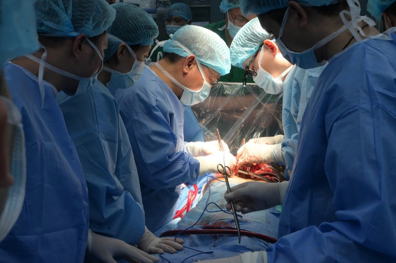 Ca ghép kéo dài 12 tiếng.