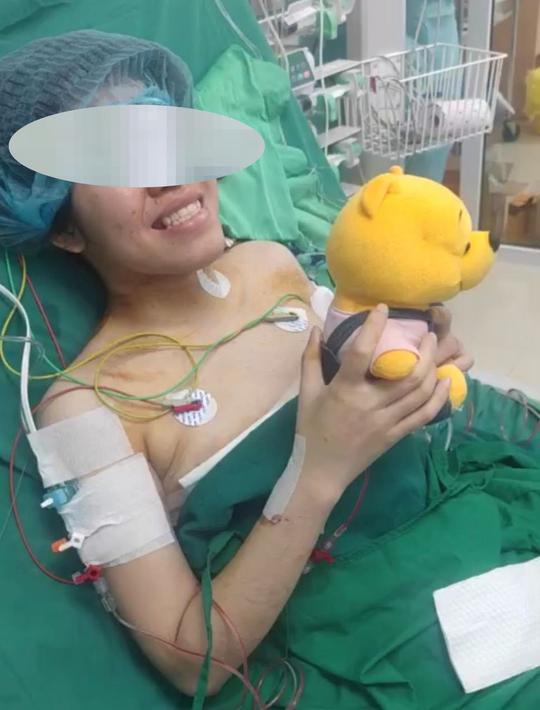 Cô gái nở nụ cười hạnh phúc sau khi hồi tỉnh.