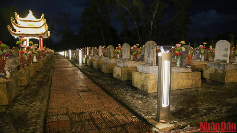 Hệ thống đèn led chiếu sáng chạy bằng năng lượng mặt trời, bảo đảm phục vụ cho người dân đến viếng vào buổi tối. Hệ thống đèn led chiếu sáng chạy bằng năng lượng mặt trời, bảo đảm phục vụ cho người dân đến viếng vào buổi tối.