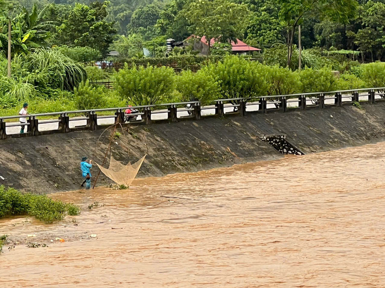Người dân vẫn bất chấp nguy hiểm ra bờ sông Cầu, đoạn qua thành phố Bắc Kạn để đánh cá.
