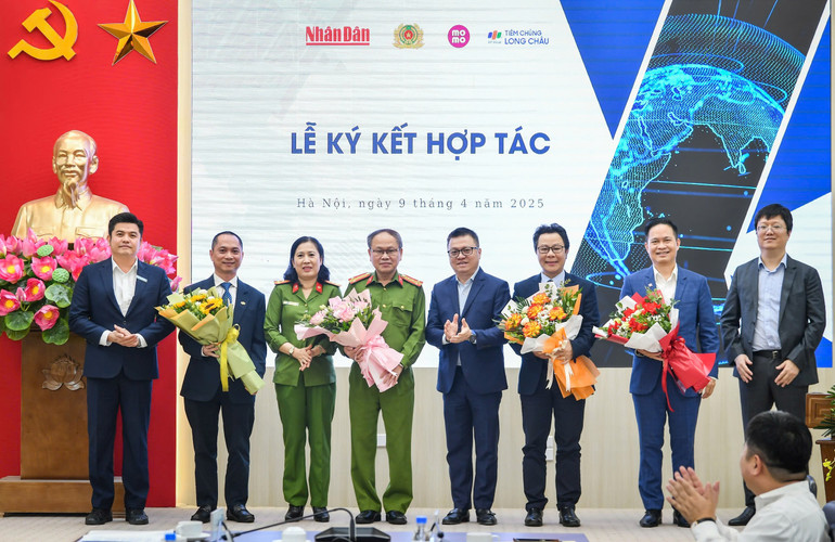 Tổng Biên tập Báo Nhân Dân Lê Quốc Minh tặng hoa cho các đại biểu.