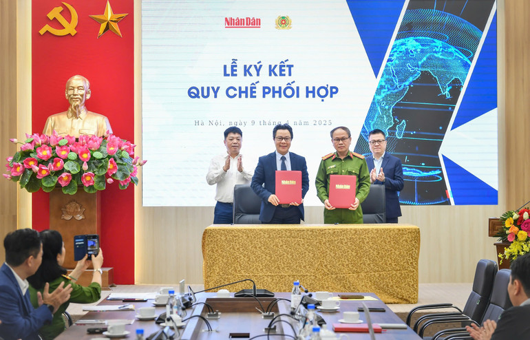 Nhà báo Vũ Mai Hoàng, Trưởng Ban Công nghệ, Báo Nhân Dân và Đại tá Ngô Như Cường, Phó Cục trưởng Cục Cảnh sát Quản lý hành chính về trật tự xã hội (C06), Bộ Công an ký kết hợp tác dưới sự chứng kiến của Tổng Biên tập Báo Nhân Dân Lê Quốc Minh, Phó Tổng Biên tập Báo Nhân Dân Quế Đình Nguyên.