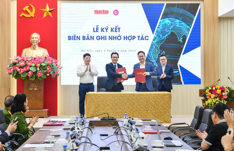 Nhà báo Vũ Mai Hoàng, Trưởng Ban Công nghệ, Báo Nhân Dân và ông Nguyễn Bá Diệp, Phó Chủ tịch cấp cao, Đồng sáng lập MoMo ký kết hợp tác dưới sự chứng kiến của Tổng Biên tập Báo Nhân Dân Lê Quốc Minh, Phó Tổng Biên tập Báo Nhân Dân Quế Đình Nguyên.