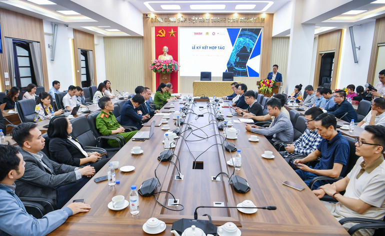 Toàn cảnh lễ ký kết.