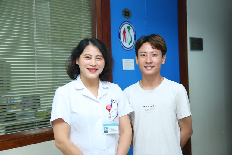 Tiến sĩ, bác sĩ Nguyễn Thị Mai, Giám đốc Trung tâm Hemophilia, Viện Huyết học-Truyền máu Trung ương và bệnh nhân đã điều trị tại Trung tâm Hemophilia từ nhỏ. Tiến sĩ, bác sĩ Nguyễn Thị Mai, Giám đốc Trung tâm Hemophilia, Viện Huyết học-Truyền máu Trung ương và bệnh nhân đã điều trị tại Trung tâm Hemophilia từ nhỏ.