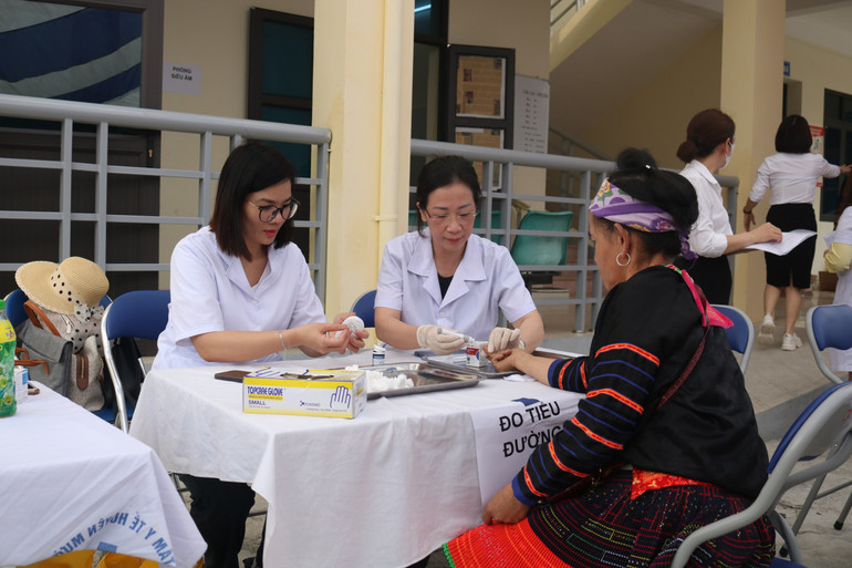 Người dân được thăm khám tổng quát về sức khỏe. Người dân được thăm khám tổng quát về sức khỏe.