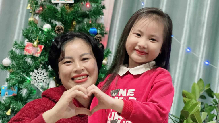 Chị Thúy và con gái.