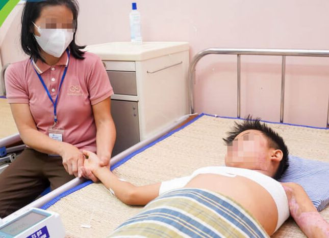 Bệnh nhi được chăm sóc tích cực gần 4 tuần qua.