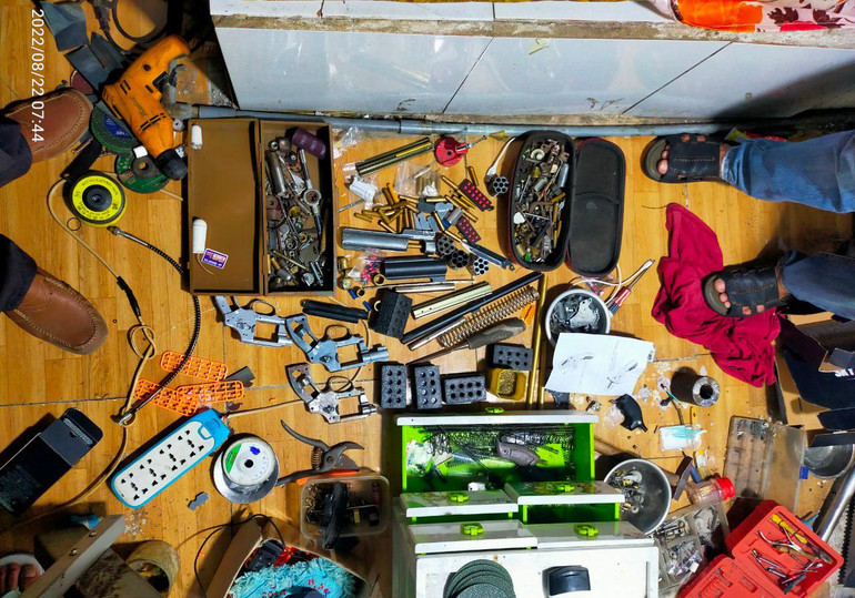 Súng, đạn được thu giữ tại phòng trọ của Cao Văn Hoài và Võ Ngọc Trâm.