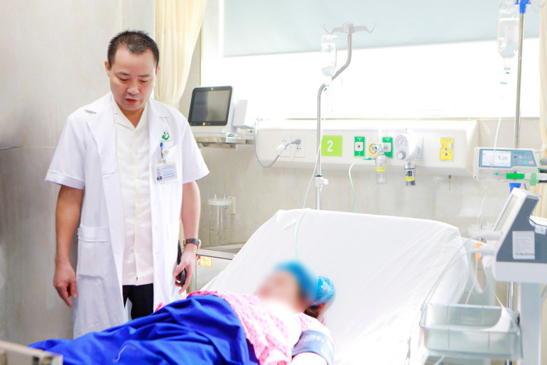 Tiến sĩ, bác sĩ chuyên khoa II Mai Trọng Hưng, Phó Giám đốc phụ trách Bệnh viện thăm khám cho bệnh nhân. Tiến sĩ, bác sĩ chuyên khoa II Mai Trọng Hưng, Phó Giám đốc phụ trách Bệnh viện thăm khám cho bệnh nhân.