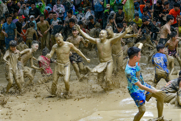 Khi trận đấu kết thúc, tất cả người dân cùng đổ xuống sân "tắm bùn" chung vui cùng 2 đội.