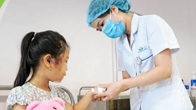 Bệnh nhi bị tai nạn khi đi xe đạp, bị va vào máy xúc. Bệnh nhi bị tai nạn khi đi xe đạp, bị va vào máy xúc.