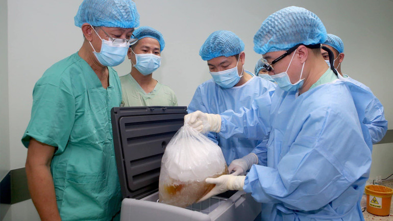 Các bác sĩ chuẩn bị vận chuyển tạng từ người hiến chết não để ghép cho người bệnh khác. Các bác sĩ chuẩn bị vận chuyển tạng từ người hiến chết não để ghép cho người bệnh khác.