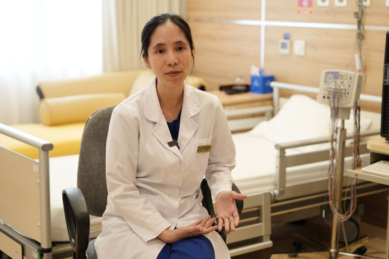 Thạc sĩ, bác sĩ Trần Thị Phước Yên giải thích về kỹ thuật đo điện não đồ để phát hiện và chẩn đoán được vị trí chính xác của ổ động kinh.