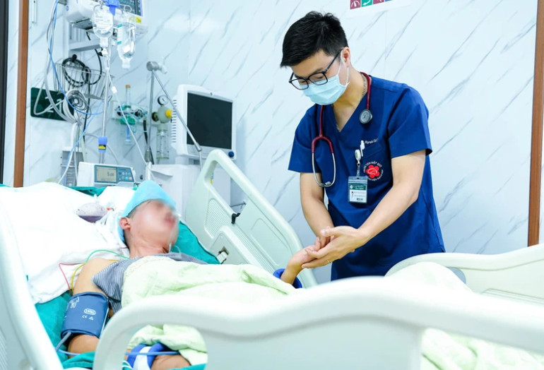 Người bệnh đột quỵ nằm tại Bệnh viện Bạch Mai.