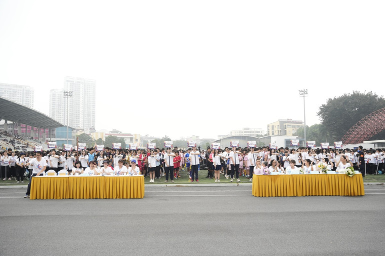Đại hội Thể thao có sự tham gia của gần 5.000 học sinh và giáo viên toàn trường.