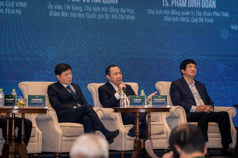 Phó Giáo sư, Tiến sĩ Vũ Hải Quân, Giám đốc Đại học Quốc gia TP Hồ Chí Minh chia sẻ tại hội thảo. Phó Giáo sư, Tiến sĩ Vũ Hải Quân, Giám đốc Đại học Quốc gia TP Hồ Chí Minh chia sẻ tại hội thảo.