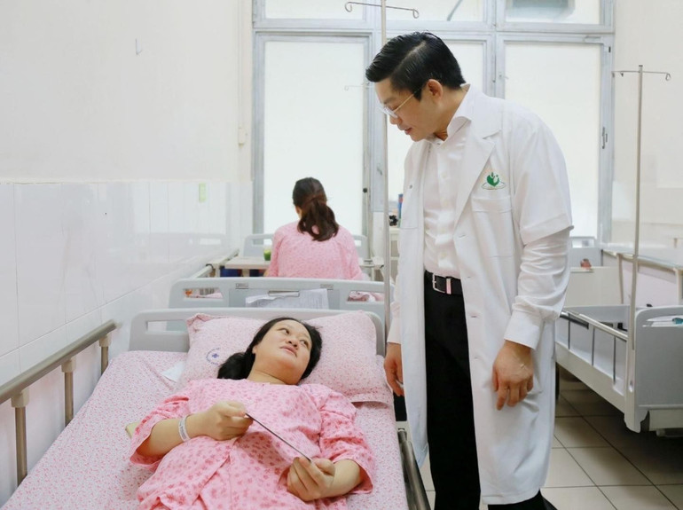 Kỳ tích giữ thai cho sản phụ mang song thai ảnh 1