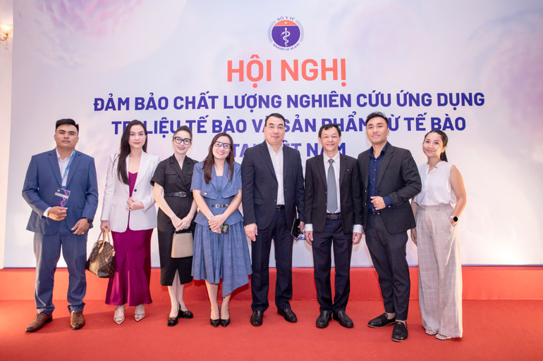 Lãnh đạo Bộ Y tế và các đại biểu tham dự hội nghị.