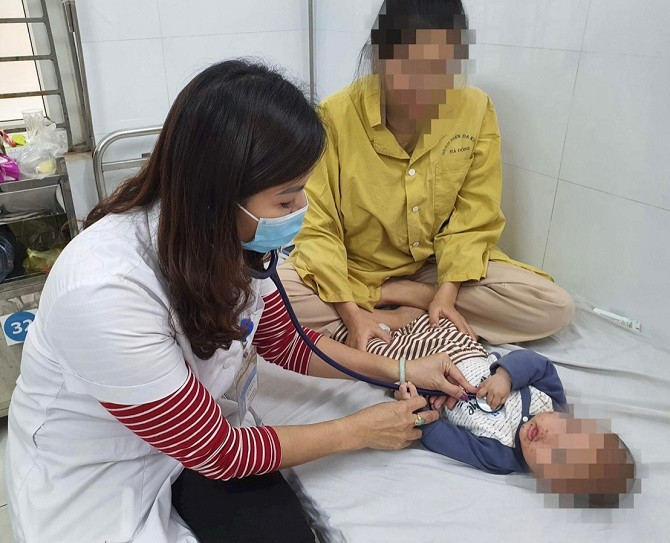 Bác sĩ Trần Thị Kim Anh, Trưởng khoa Nhiệt đới, Bệnh viện đa khoa Hà Đông (Hà Nội) khám cho bệnh nhi mắc thủy đậu.