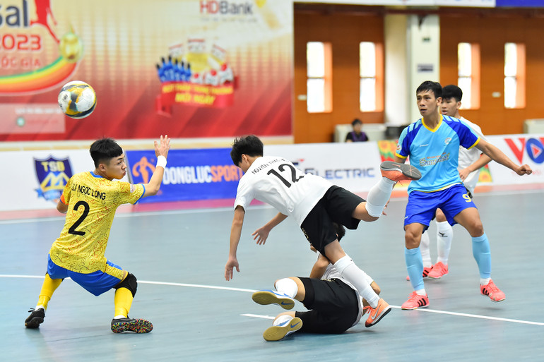 Một trong những tình huống tận dụng tốt cơ hội phản công, Trần Văn Thanh lạnh lùng dứt điểm ghi bàn, nâng tỷ số lên 1-0 cho đội bóng đến từ Khánh Hòa.