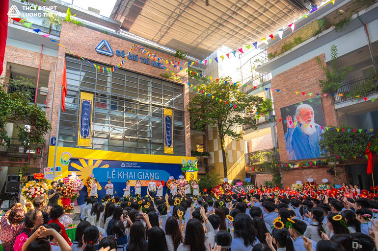 Lễ khai giảng năm học 2024-2025 tại trường Lương Thế Vinh được truyền hình trực tuyến trên fanpage của nhà trường.