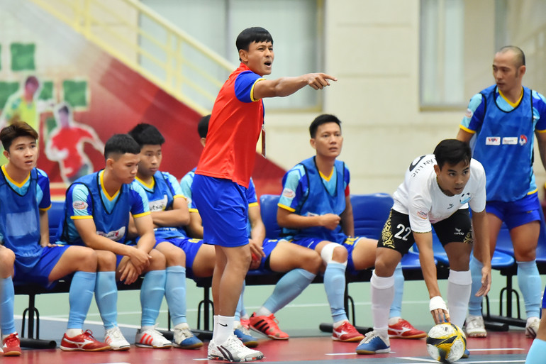 Huấn luận viên Nguyễn Quốc Đàn (Sanvinet Khánh Hoà) chỉ đạo quyết liệt các học trò trong từng pha bóng nhằm bảo toàn tỷ số sau cùng.
