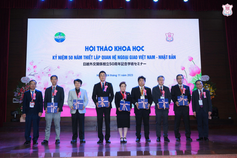 Ban tổ chức tặng quà lưu niệm cho các chuyên gia tham dự hội nghị khoa học.