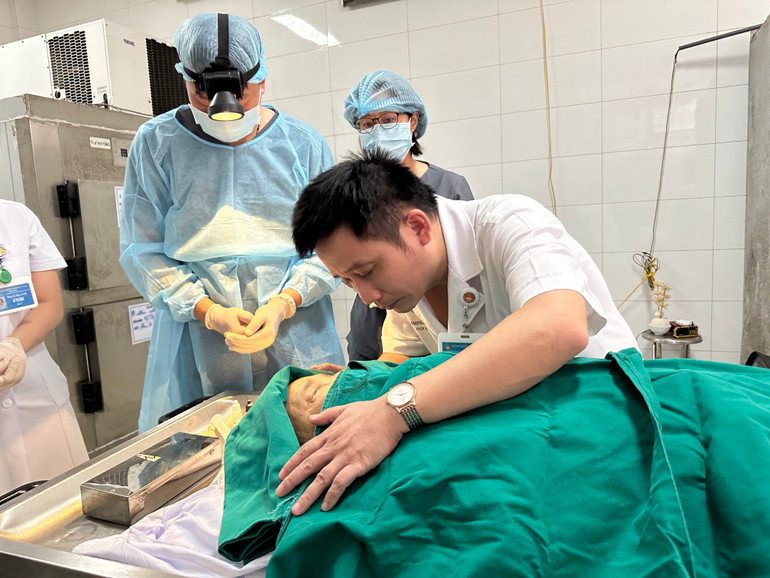 Tiến sĩ, bác sĩ Nguyễn Lê Trung, Phó Chủ nhiệm khoa Mắt, Bệnh viện Quân y 103 nén đau thương thực hiện di nguyện của mẹ.