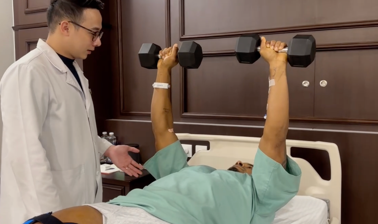 Xuân Son tập luyện nhẹ nhàng.