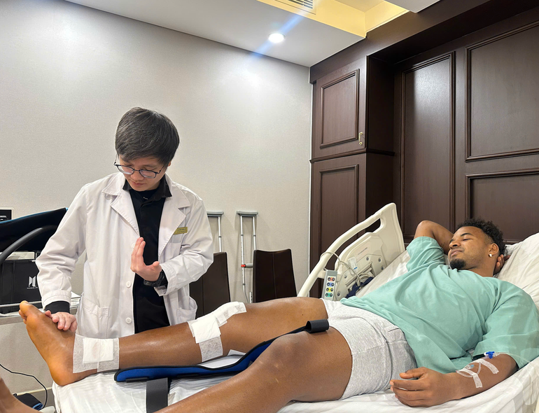 Xuân Son đang được tập phục hồi chức năng.