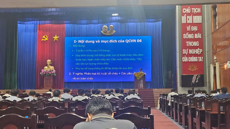 Các chuyên gia chia sẻ tại buổi tập huấn.