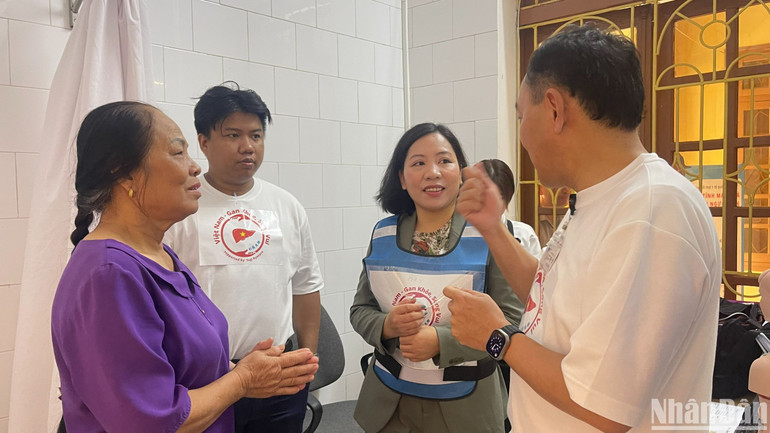 Bác sĩ Nhật Bản tư vấn cho người bệnh. Bác sĩ Nhật Bản tư vấn cho người bệnh.