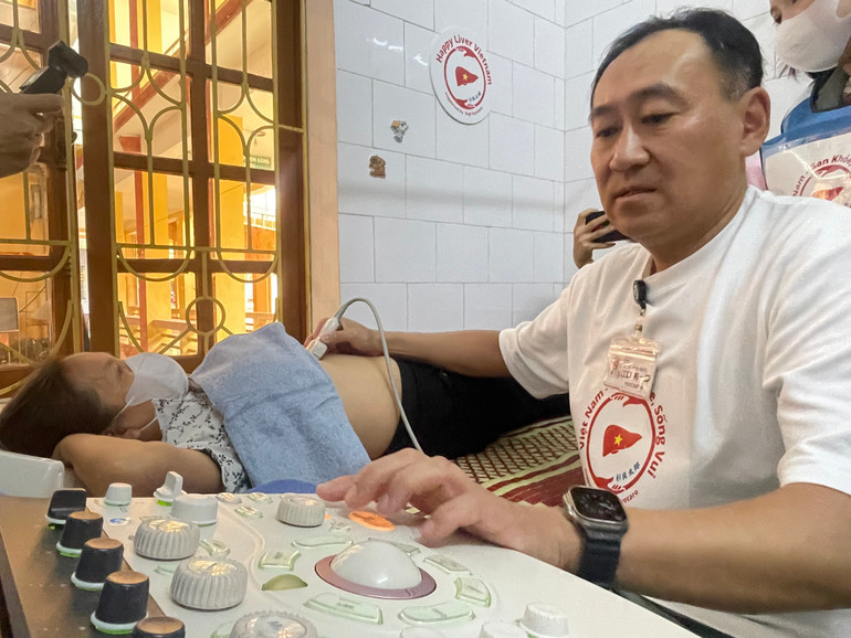 Người dân được siêu âm kỹ lưỡng bởi hệ thống máy siêu âm hiện đại mang đến từ Nhật Bản. Người dân được siêu âm kỹ lưỡng bởi hệ thống máy siêu âm hiện đại mang đến từ Nhật Bản.