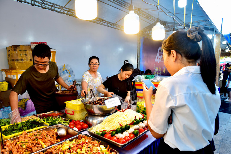 Nhiều món ẩm thực đặc sắc.