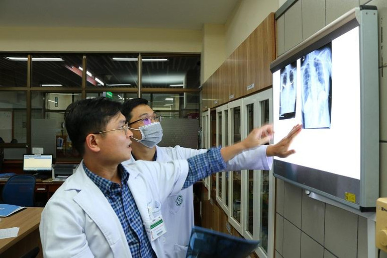 Các bác sĩ hội chẩn trước khi phẫu thuật cho người bệnh.