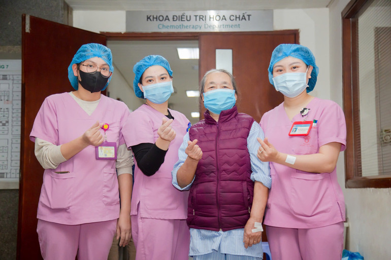 Bà Hoàng Thị Lan gửi lời tri ân tới các thầy thuốc.