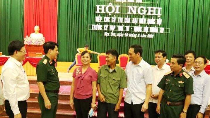 Các đại biểu Quốc hội tỉnh Thanh Hóa trao đổi với cử tri huyện Nga Sơn.