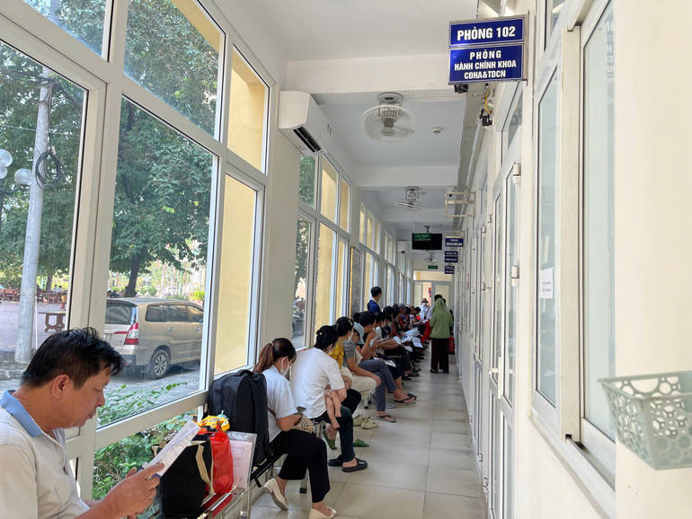 Bệnh nhân đến khám tại Bệnh viện Đặng Văn Ngữ.