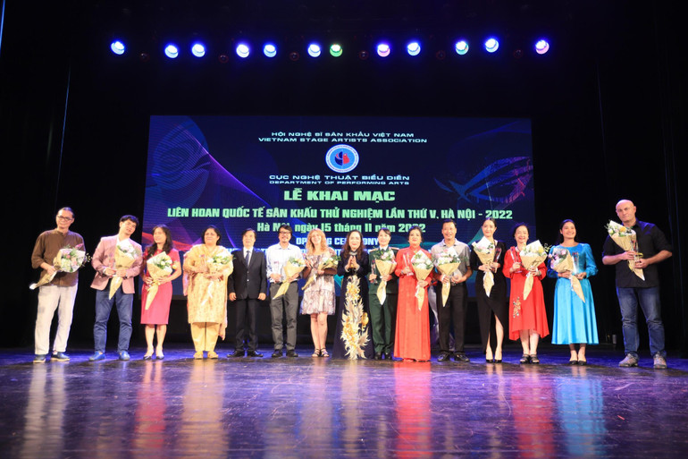 Tặng hoa đại diện các đơn vị nghệ thuật tham dự liên hoan. ((Ảnh: QUANG TẤN)