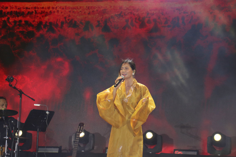 Ca sĩ biểu diễn trong đêm nhạc.