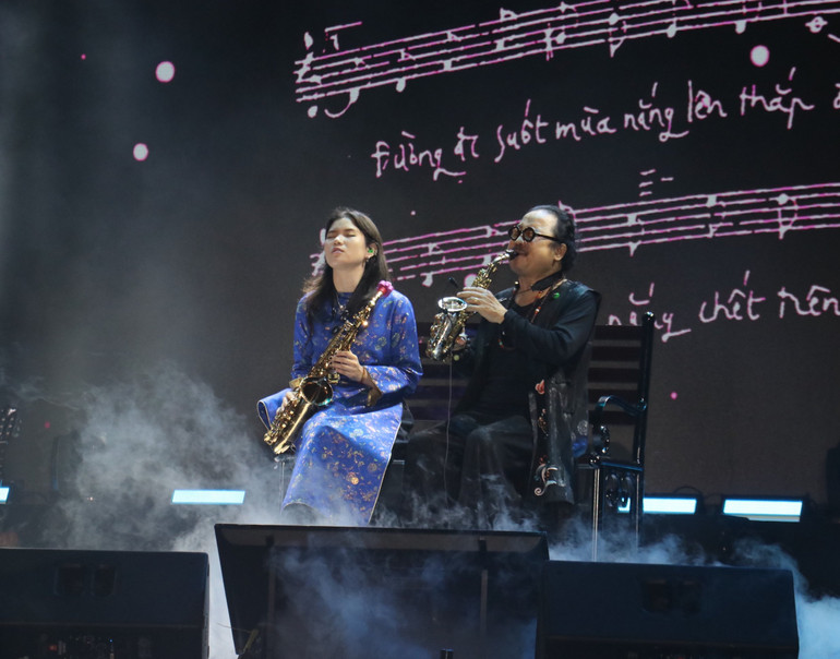 Tiết mục biểu diễn của 2 cha con nhạc sĩ Trần Mạnh Tuấn.