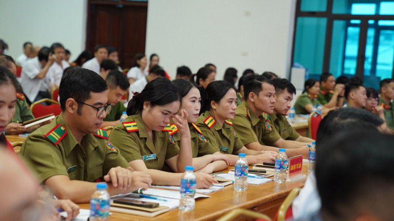 Hội nghị có sự tham gia của các y bác sĩ Bệnh viện 5/4, Bộ Công an Lào.